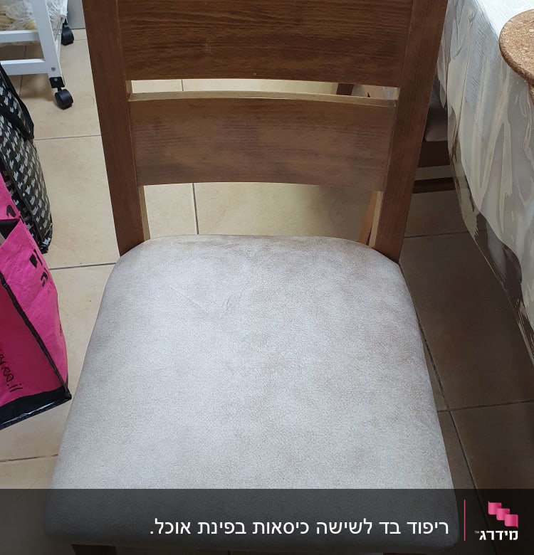 כיסא עץ עם ריפוד בד בהיר